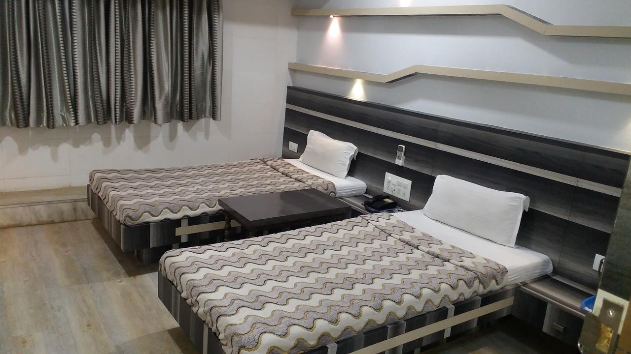 Hotel Decent Surat Exterior photo