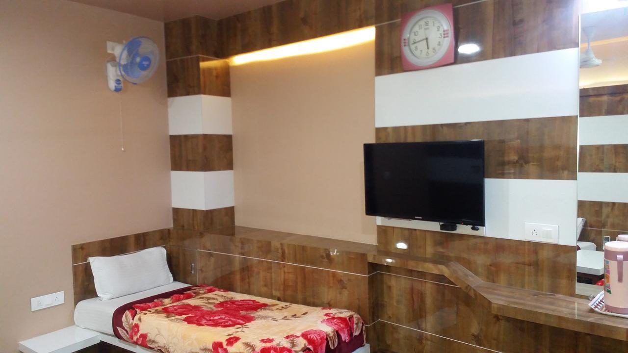 Hotel Decent Surat Exterior photo
